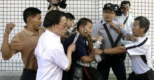 Supporters of former Taiwan president Chen Shui-bian scuffle with protesters against Chen outside the Taipei District court