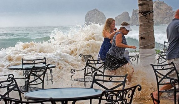 HURRICANE RICK CLAIMS FIRST VICTIM IN MEXICO RESORT
