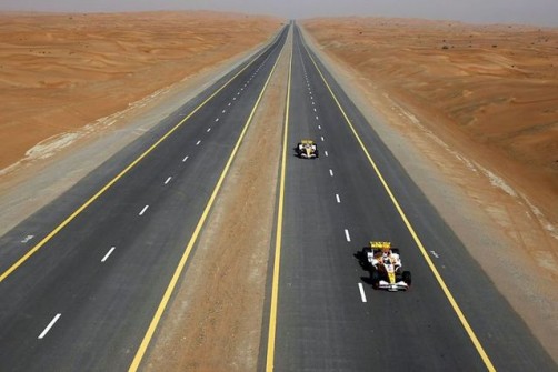 Grosjean and Khan test Renault F1 cars in the desert in Dubai