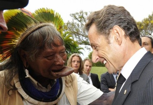 French President Nicolas Sarkozy (R) sha